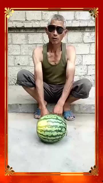 农村免费吃瓜大爷,共享丰收喜悦的温馨画面 第1张 农村免费吃瓜大爷,共享丰收喜悦的温馨画面 第1张